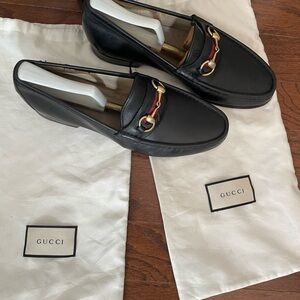 Gucci Set 1: Gucci black Horsebit men’s loafers; & 2) Gucci Men’s Web Belt